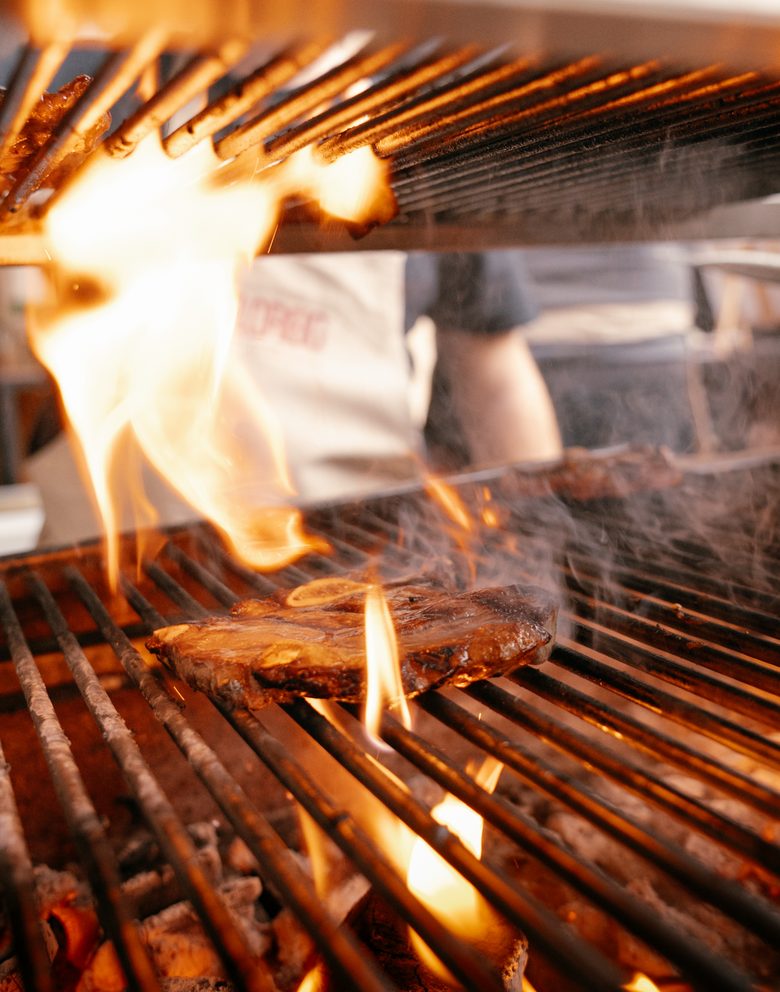 Parrilla encendida durante el festival